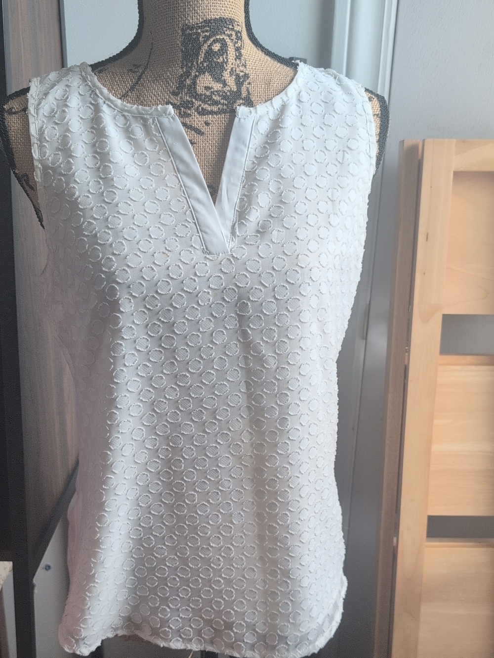 Market & Spruce White Textured Split-Neck Sleeveless Camisole